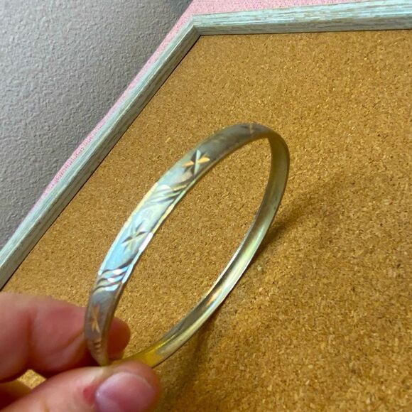 Golden Metallic etched bangle bracelet - Picture 1 of 4